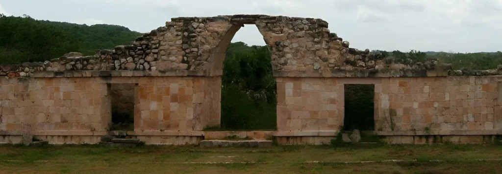 Arco en Oxkintok