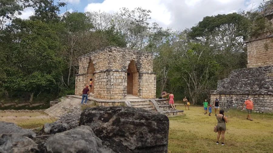 Acceso por las murallas de Ek Balam